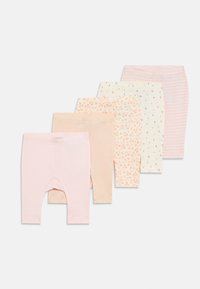Cinco pares de leggings para bebés em cores pastel, incluindo rosa liso, bege, pequenas flores laranja, pequenas flores bordô e riscas cor-de-rosa.