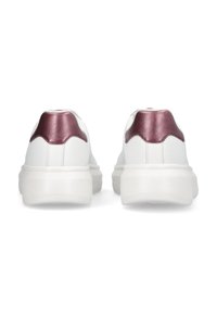 Białe sneakersy z grubymi podeszwami, pokazane z tyłu, z metalicznymi akcentami w kolorze bordo na pięcie oraz gładkim materiałem.