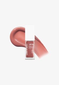 Lippenöl in einer klaren rechteckigen Flasche mit einem weißen Deckel. Das Produkt hat einen sanften rosafarbenen Farbton, eine glatte Textur und einen schimmernden Finish.
