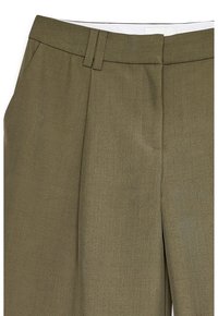 Olīvzaļas bikses, izgatavotas no teksturēta auduma. Satur piegrieztās krokas, jostas cilpas un gludu jostasvietu.