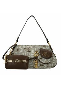 Bolso de tela en tonos marrón y beige con herrajes dorados, que presenta un patrón de logotipos, una pequeña bolsa desmontable y una correa curva para el hombro.