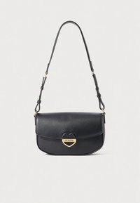 Svart skulderveske i skinn med gullfarget hjerteformet lås, glatt tekstur, justerbar stropp og diskret logodetalj på låsen.