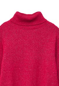 Pull à col roulé rouge en tricot avec un motif de points texturé et un large col côtelé. Le matériau semble doux et chaud.