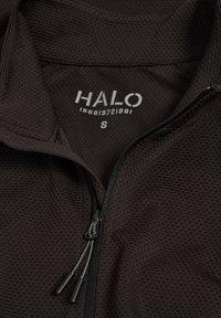 Mörkbrun zip-jacka i strukturerad meshtyg. Har en stående krage och svarta dragkedjor. Etiketten visar "HALO" och storlek "S."