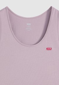 Camisola de alças lilás, feita de algodão. Apresenta um decote redondo e um pequeno logótipo vermelho da Levi's no lado esquerdo. Textura suave e ajuste standard.