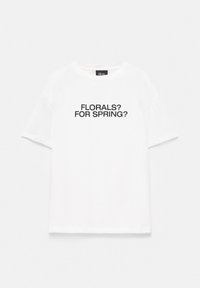 T-shirt blanc à manches courtes avec texte noir « FLORALS ? FOR SPRING ? » imprimé sur le devant, présenté sur un fond blanc uni.