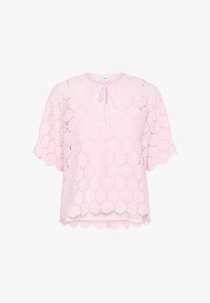 Różowa bluzka z koronką o kwiatowym wzorze, krótki rękaw i wiązanie przy dekolcie. Fald w falbankę o miękkim wykończeniu i wewnętrzna podszewka.