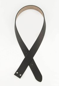 Svart läderbälte med perforerad textur, prytt med metallnitar och en slät innerfoder, korsat i en platt position.