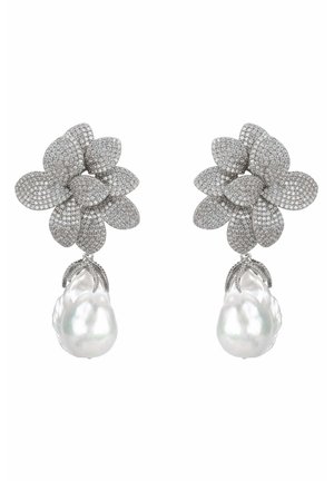 Pendientes racimo de flores plateadas incrustados con pequeños diamantes, cada uno con una gran perla blanca irregular colgando debajo.
