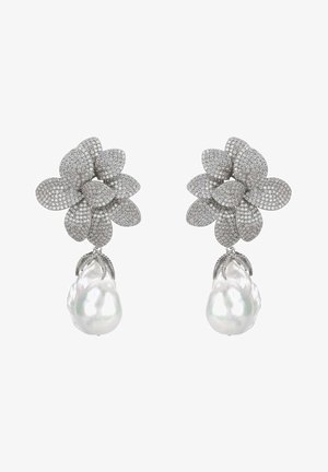 Pendientes racimo de flores plateadas incrustados con pequeños diamantes, cada uno con una gran perla blanca irregular colgando debajo.