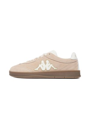 Beżowy zamszowy sneaker z białymi sznurowadłami, brązową podeszwą i białym logo przedstawiającym dwie siedzące plecami do siebie postacie z boku.