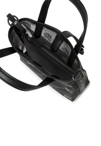 Czarna torebka wykonana z gładkiej skóry, z meshowym wnętrzem, zamykaną na zamek kieszenią, okrągłym okuciem i srebrnymi ćwiekami na zewnętrznych bokach.