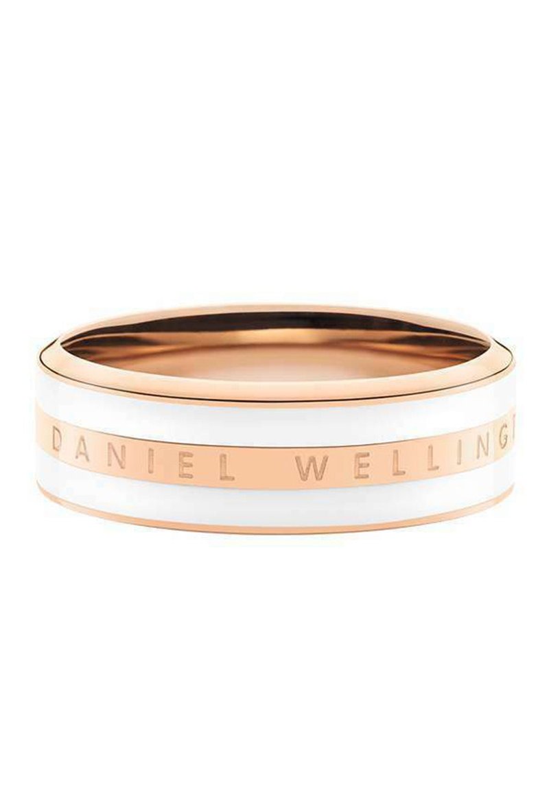 Rengas ruusukultasesta ja valkoisesta esmalttista, jossa on kaiverrettu "DANIEL WELLINGTON" -teksti, sileä pinta ja pyöreä muoto.