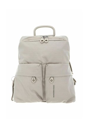 Sac à dos beige en tissu texturé, avec deux poches avant à fermeture éclair, une poignée sur le dessus et des bretelles rembourrées. Design minimaliste.