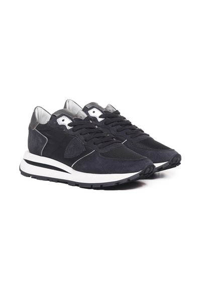 Sneaker nere in suede e rete con accenti bianchi, dotate di lacci rotondi, colletto imbottito e suola spessa a righe. Vista frontale.