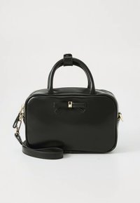 Svart skinnhåndveske med strukturert form, topphåndtak og avtakbar skulderrem. Har en sløyfedekorasjon og messingdetaljer.