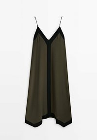 Robe sans manches en vert olive foncé avec des accents noirs. Présente un décolleté en V, une silouhette en A et un ourlet légèrement évasé. Texture douce.