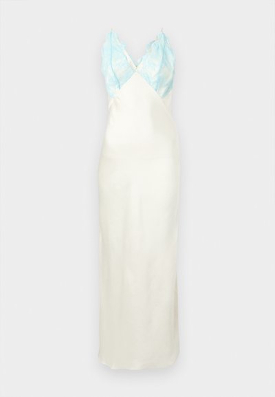 Λευκό σατέν φόρεμα με λεπτές τιράντες, μπούστο από γαλάζια δαντέλα και βαθύ V-ντεκολτέ, σε απλό φόντο.