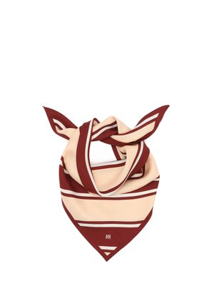 Kwadratowa jedwabna apaszka w kolorze beżowym z bordowo-białymi geometrycznymi paskami, zawiązana na supeł z dwoma spiczastymi końcami.