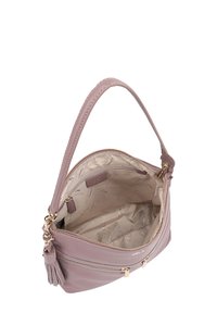 Leren handtas in zacht mauve met goudkleurige hardware. De ritsopening onthult een gemêleerd beige interieur. Voorzien van een korte handgreep en een kwastje.