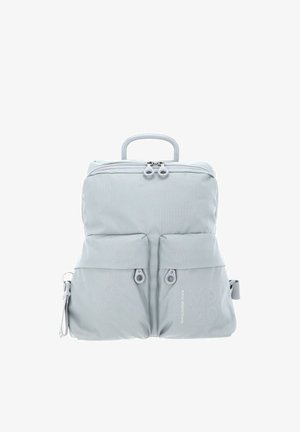 Sac à dos gris clair avec deux poches avant zippées, une fermeture éclair supérieure à double curseur, et une poignée rigide sur le dessus.