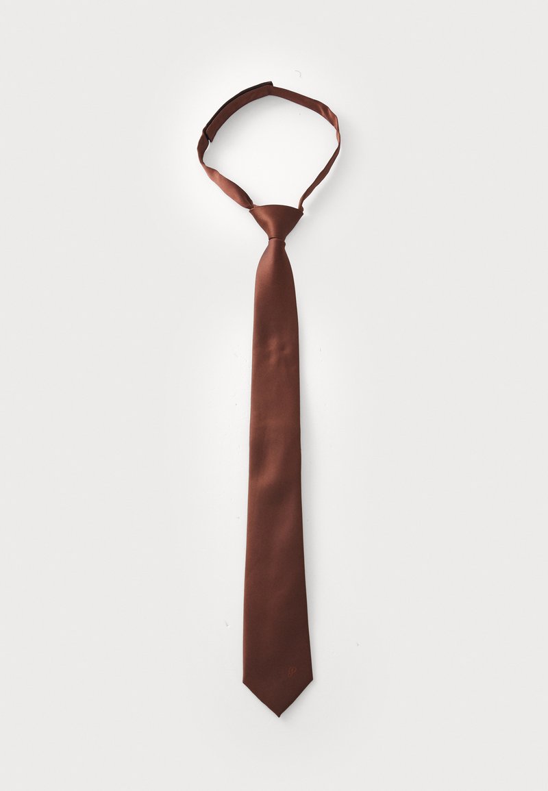 Gravata de satin castanho, design fino com a ponta afiada. Apresenta uma textura suave e um pequeno detalhe de logotipo discreto na parte inferior.