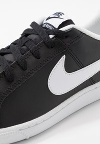 Nike Sportswear COURT ROYALE - Obuwie deskorolkowe