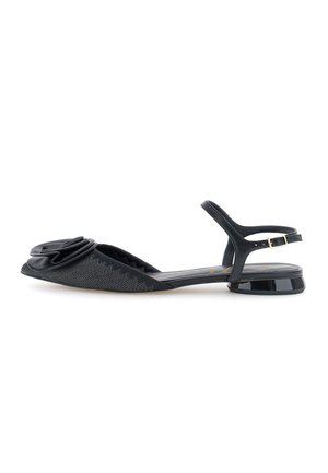 Czarny balerinek na niskim obcasie z odkrytą piętą, z zaostrzonym czubkiem, teksturowaną tkaniną, dekoracyjnym złożonym skórzanym kwiatem oraz niskim błyszczącym obcasem z paskiem zapinanym na złotą klamrę.