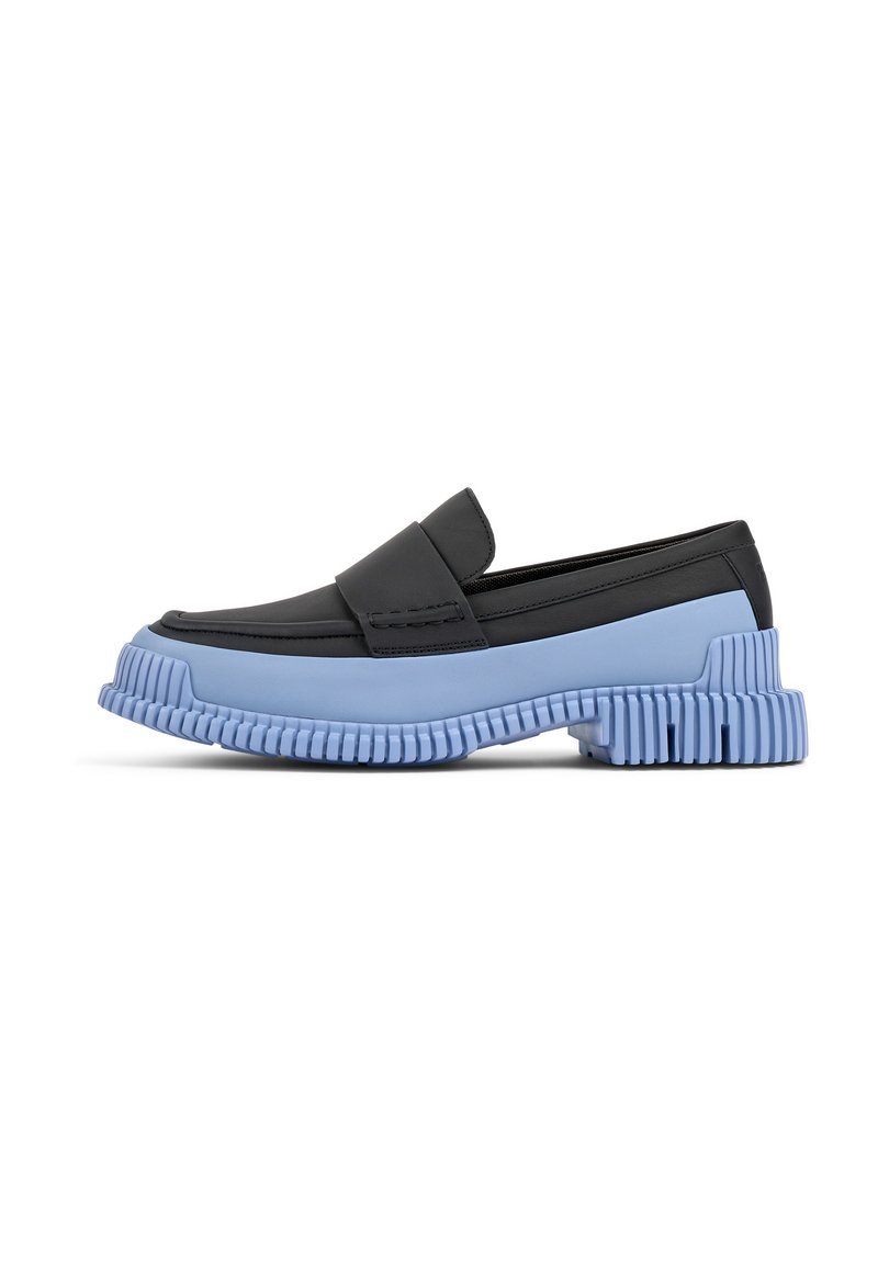 Mocassino in pelle nera con suola in gomma blu texture. Le caratteristiche includono una parte superiore liscia, punta rotonda e un design della suola spesso e scanalato.