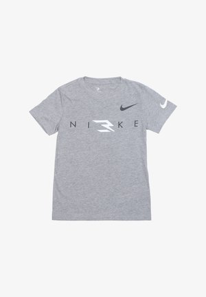 T-shirt en coton gris avec un col rond, des manches courtes et un logo Nike noir et blanc audacieux sur le devant.