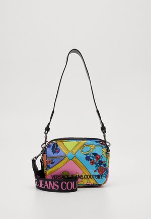 Borsa a tracolla multicolore con una combinazione di motivi floreali e geometrici, una tracolla nera regolabile con marchio rosa e una chiusura a zip.