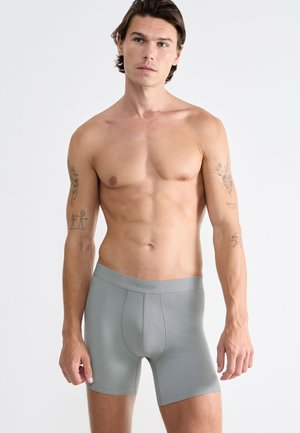 SLOGGI Herren-Boxershorts aus weichem grauem Stoff, mit einem elastischen Bund und einer figurnahe Passform, ohne sichtbare Muster oder Akzente.