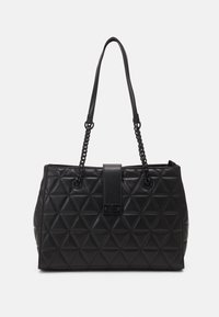 Czarna pikowana torba typu tote z geometrycznym wzorem, wyposażona w dwa paski na ramię: jeden z gładkiej skóry, drugi łańcuszkowy. Centralne zapięcie na klapę.