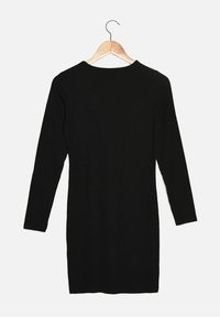 Schwarzes geripptes Langarmkleid mit rundem Ausschnitt und knielangem Schnitt. Der Stoff hat eine glatte Textur mit vertikalen Rippungen.