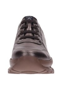 Sneaker metallico marrone con punta arrotondata, tomaia in pelle testurizzata, sei fori per i lacci e suola ammortizzata per il massimo comfort.