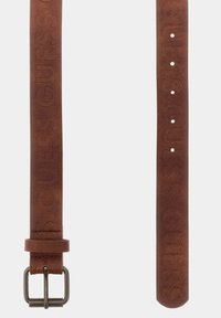 Cintura in pelle marrone con logo "GUESS" impressa, fibbia in metallo argentato, multiple fori lungo la cintura per regolazione, superficie liscia.