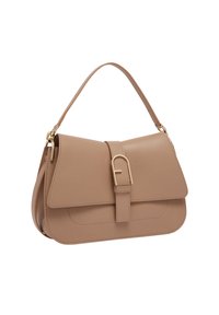 Borsa a mano in pelle beige con forma strutturata, hardware dorato e chiusura a patta. Presenta un manico superiore e dettagli di cucitura minimi.
