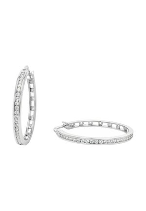 Boucles d'oreilles créoles en argent ornées d'une rangée de pierres précieuses rondes et claires le long du bord extérieur, une debout et une posée à plat.