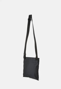 Borsa a spalla nera realizzata in tessuto resistente, caratterizzata da una semplice forma rettangolare, tracolla regolabile e una delicata cucitura sulla parte superiore.