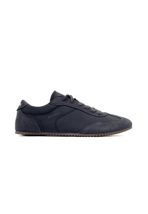 Zapatilla deportiva gris oscuro con cordones, con paneles lisos y de ante, con la marca "ECOALF" en el lateral y suela texturizada.
