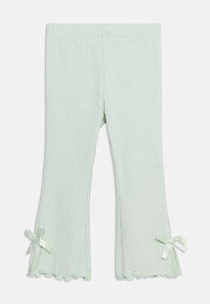 Ανοιχτό πράσινο ριμπ παιδικό κολάν με μικρά σατέν φιόγκους και βολάν στα μπατζάκια.