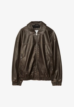 Giacca in ecopelle marrone con colletto, zip frontale e polsini elasticizzati. Presenta due tasche laterali con zip e una texture liscia.