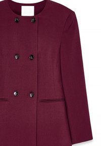Kahekordne burgundy bleiser ümmarguse kaelusega, mustade nupudega, kahe esipocketiga, kohandatud istuvusega ja siledast tekstuurist kangast.