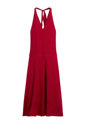 Mouwloze donkerrode halterjurk met V-hals en striksluiting aan de achterkant, die zacht uitloopt van de taille tot de zoom.