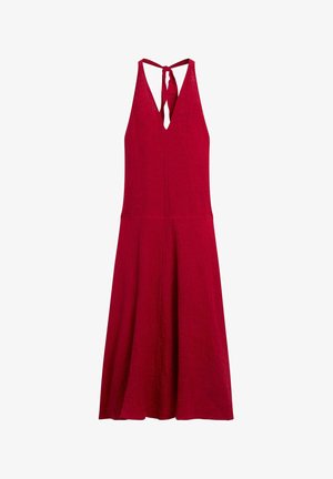 Mouwloze donkerrode halterjurk met V-hals en striksluiting aan de achterkant, die zacht uitloopt van de taille tot de zoom.