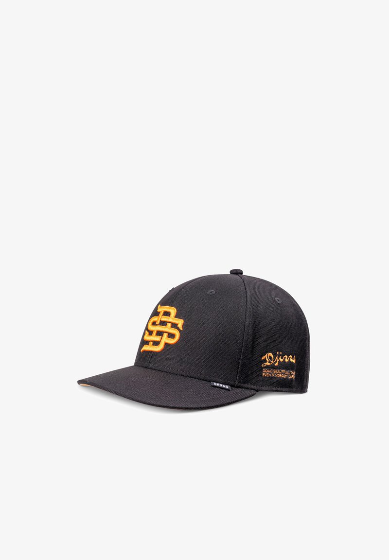 Casquette de baseball noire avec logo brodé orange sur le devant et texte orange sur le côté, présentée sur un fond blanc.
