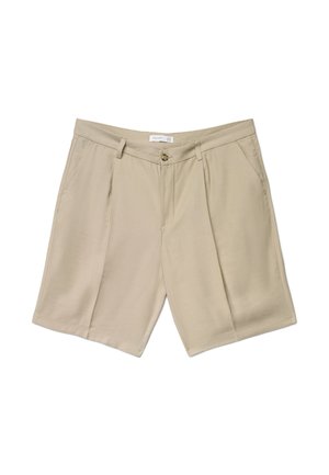 Shorts beige su misura con pieghe frontali, tasche laterali, passanti per cintura, chiusura con bottone e lunghezza a metà coscia, distesi su uno sfondo bianco.