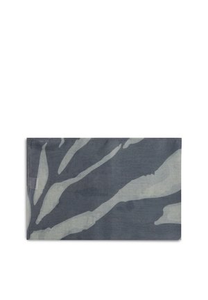 Sciarpa grigia con motivi astratti, fluidi di colore grigio chiaro e bianco a forma di foglia, accuratamente piegata su sfondo bianco.