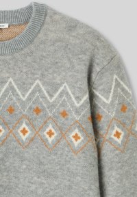 Pull gris tricoté avec un motif géométrique en losanges blanc et orange. Il possède un col rond côtelé et une texture douce.