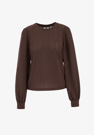 Bruine top met lange mouwen en een ronde hals, voorzien van een gestructureerd zigzagpatroon en gerimpelde manchetten. Gemaakt van licht, transparant materiaal.